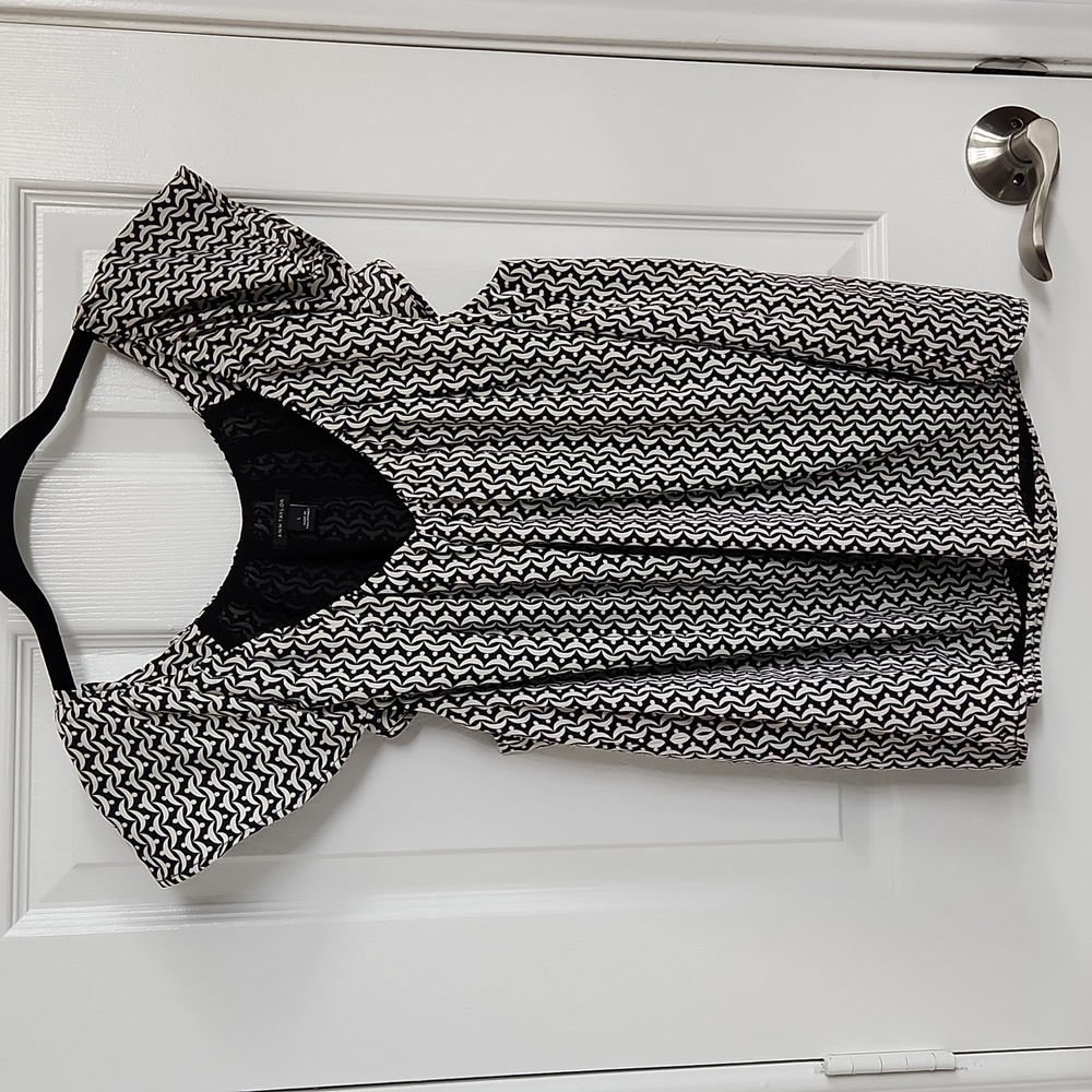 Ann Taylor B&W flutter-sleeve v-neck blouse Size: L